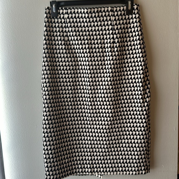 Banana Republic EUC Geometric High Waisted Black and White Midi Pencil Skirt - Picture 2 of 8
